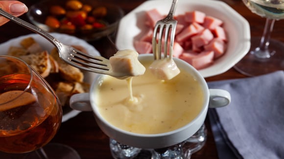 Detalhe do creme de queijo sem lactose servido em panela de cerâmica tradicional. (Foto: Shutterstock)