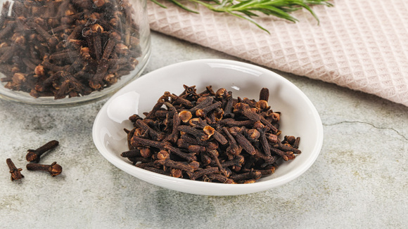Especiaria poderosa na cozinha e na saúde: o cravo-da-índia atua como protetor natural do organismo de forma simples. (Foto: Shutterstock)