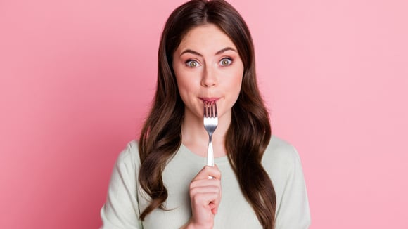 12 alimentos que deixam você com fome: descubra por que e o que comer no lugar