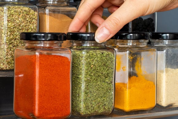 Cuidado com os temperos que você compra! Estudo mostra que tem produto adulterado no mercado e explicamos como não cair em cilada
