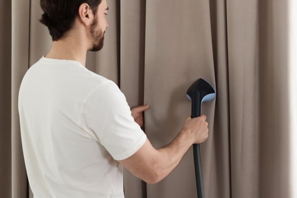 Estrangeiros estão compartilhando um truque para limpar cortinas "sem removê-las" e sem usar máquina de lavar!