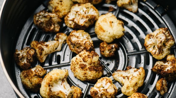 Legumes assados na air fryer podem ter seus nutrientes melhor preservados, além de ficarem com uma textura diferente (Créditos: Shutterstock)