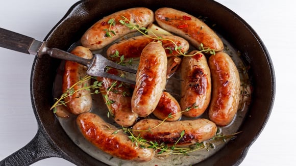 A linguiça sempre estourava na panela quando eu cozinhava, até que descobri um truque que mudou tudo