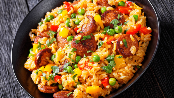Arroz cremoso com linguiça é o jantar prático e delicioso que aprendi com uma chef de cozinha, fica pronto rapidinho e rende muito