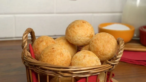 Conhecido como polvilho, o amido de tapioca é o ingrediente que dá ao pão de queijo sua textura macia e elástica. (créditos: Shutterstock)