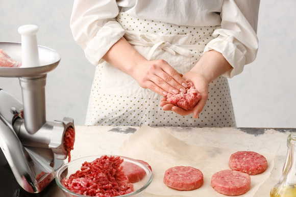 Os chefs adicionam um ingrediente aos hambúrgueres que os torna muito mais suculentos e saborosos