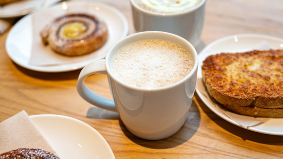Café passado na hora e lanche quentinho: combo para transformar sua rotina está com até 52% de desconto