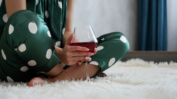 Beber álcool antes de dormir pode te ajudar a adormecer, mas tem um preço alto