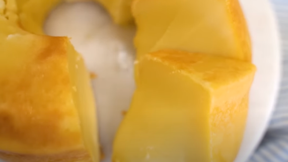 Bolo de leite de liquidificador é uma receita fácil com gostinho de infância que apesar de simples surpreende com sua textura de pudim