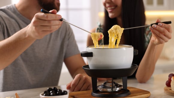 Kit Fondue com 11 peças está com o menor preço do ano para deixar qualquer inverno mais aconchegante