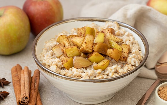 Mingau de aveia com maçã cozida, iogurte e nozes: um café da manhã completo com fibras, proteínas e gorduras saudáveis