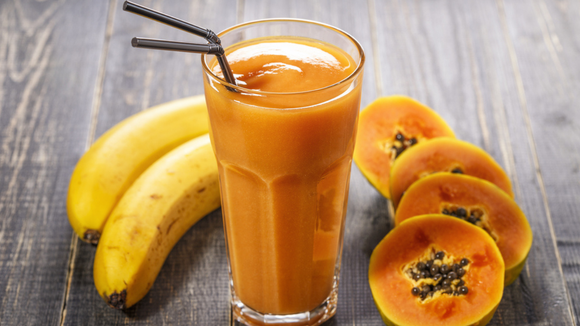 Suco de mamão com banana cremoso servido com dois canudos (Créditos: Shutterstock)