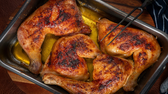 Esfregue esta mistura nas coxas de frango antes de assar: o TudoGostoso mostra o segredo da pele crocante