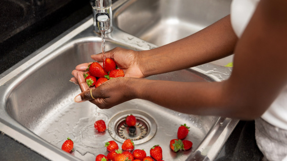 Esses dois ingredientes podem ser inimigos na hora de lavar os alimentos: essa é a explicação e como fazer a higienização do jeito certo