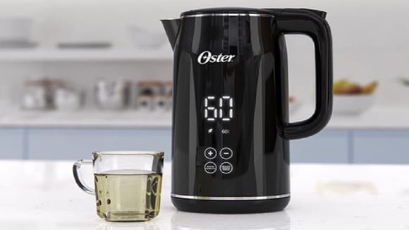 Água quente na temperatura certa: Chaleira Digital Oster com mais de 50% de desconto