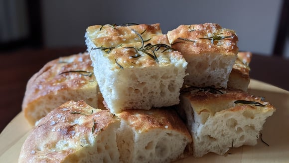 Essa é a receita da verdadeira focaccia, crocante por fora e macio por dentro, que os italianos não querem que você descubra