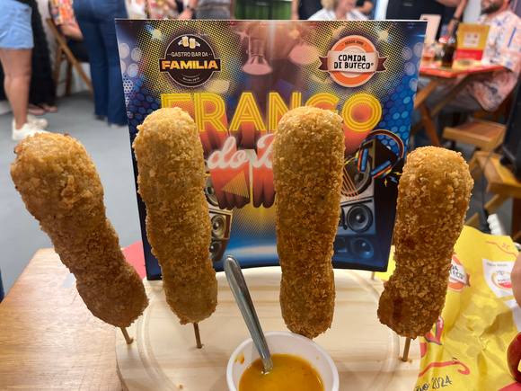 Espetinhos de frango, bacon e queijo, do Gastrobar da Família. (Foto: Jéssica Antunes/TudoGostoso)