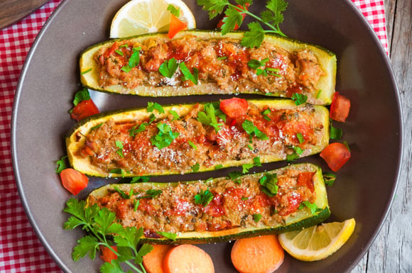 Isso me reconciliou com esse vegetal: aqui está a melhor receita de abobrinha recheada de acordo com os leitores do TudoGostoso