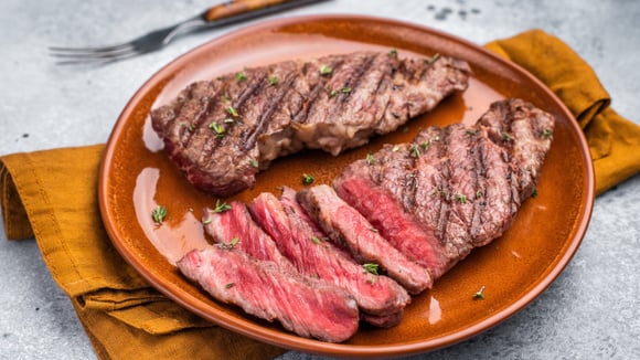 Novo concorrente da picanha no churrasco: conheça o flat iron, corte extremamente macio, com gordura entremeada e apreciada em boutiques de carnes e restaurantes