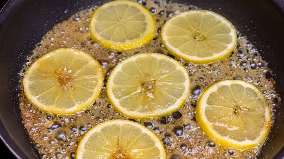 Junte limão e manteiga na frigideira: a dica de ouro para fazer um molho que vai deixar as suas carnes simplesmente irresistíveis