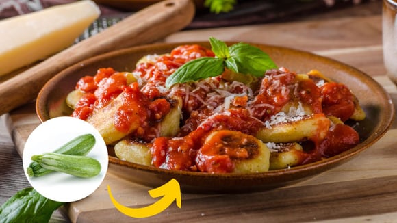 Nhoque de abobrinha SEM GLÚTEN saudável ao molho de tomate: receita é muito prática e fácil de fazer