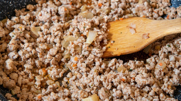 Se você nunca pensou em usar o gengibre no preparo de carne vai se surpreender com o resultado (Créditos: Shutterstock)