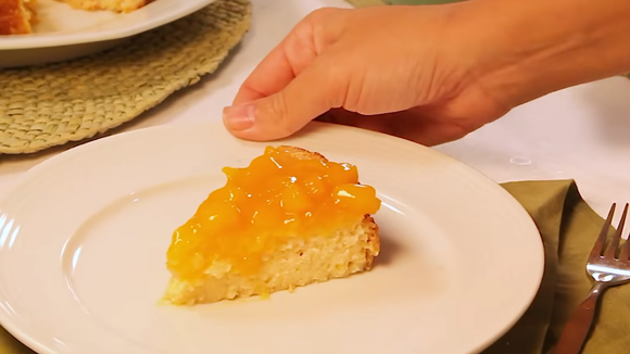 Sobremesa caseira elevada ao nível profissional com o brilho e o sabor tropical da calda de manga. (Foto: TudoGostoso)