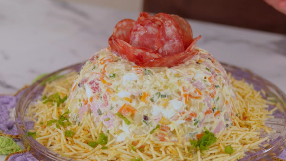 Há 17 anos faço essa salada de maionese natalina e sempre recebo elogios: receita simples, cremosa e perfeita para a ceia