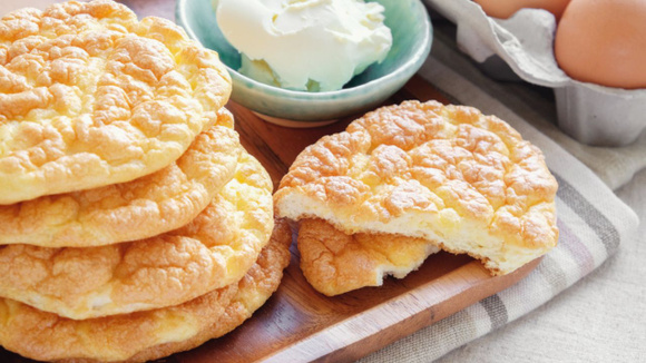 Sem glúten e sem farinha: a receita do pão nuvem perfeito, ideal para o café da manhã