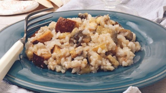 Risoto de berinjela brilhante e saboroso em prato azul (Créditos: Shutterstock)