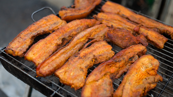 Açougueiros concordam: nem bisteca, nem lombo são as melhores carnes de porco para o churrasco e o TudoGostoso revela o corte preferido