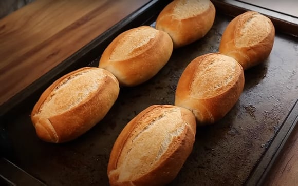 Aprendi como fazer esse pão francês caseiro e nunca mais comprei na padaria: a receita é simples, mas esses truques garantem um pãozinho crocante por fora e macio no miolo