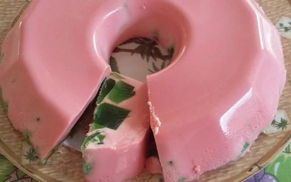 Queridinha das crianças, a gelatina rosa é prática e deliciosa (Créditos: Aurilene Alves/TudoGostoso)