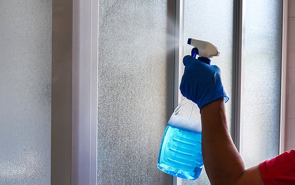 Nada de box manchado: spray caseiro feito com apenas 2 ingredientes