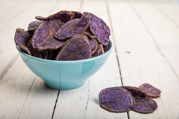 Mais gostoso que batata frita, segundo meu filho: receita de chips de batata-doce supercrocante com tempero especial na airfryer ou no forno
