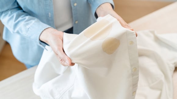 Bicarbonato, papel toalha, ferro de passar e alguns segundos é tudo que você precisa para remover manchas de óleo da roupa
