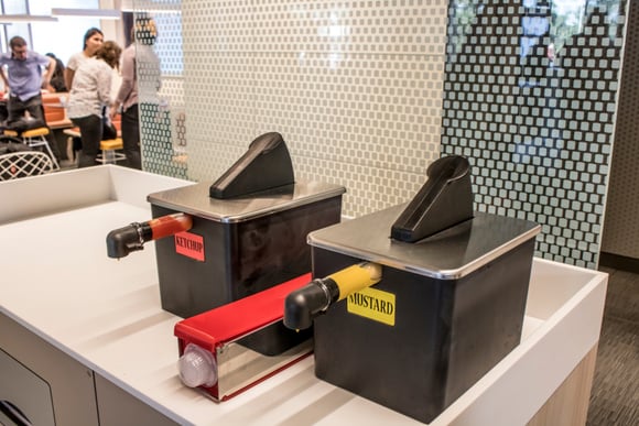Os tradicionais sachês estão sendo substituídos por dispensers e recipientes reutilizáveis em diversos países. (créditos: Shutterstock)