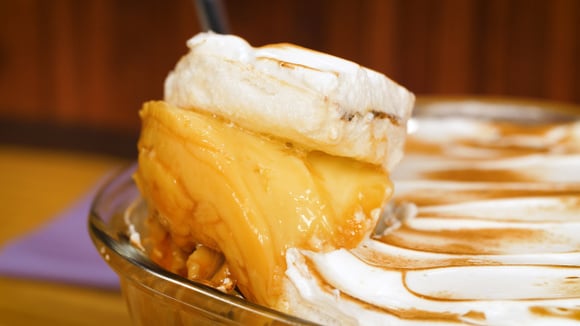 Descobri a sobremesa perfeita para o calor: torta gelada de banana sem forno e muito fácil de fazer