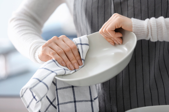 Adeus aos panos de cozinha cheios de germes: a maneira fácil de limpá-los enquanto prepara o jantar