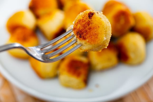 Você só precisa de batata e mais alguns ingredientes para fazer essa bolinha crocante e irresistível: o petisco perfeito para qualquer ocasião
