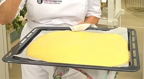 Uma sobremesa espetacular que parece de confeitaria, mas é mais fácil do que você imagina: rocambole espanhol de chocolate e avelã com uma massa fofinha e um recheio cremoso de chocolate amargo