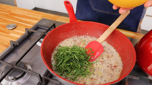 Refogue a couve com bacon, cebola e alho. (Créditos: Receitas de Pai/ reprodução YouTube)