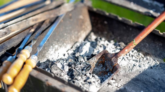 Quem tem cinzas de churrasco possui um tesouro: saiba como usar e aproveitar de forma inteligente