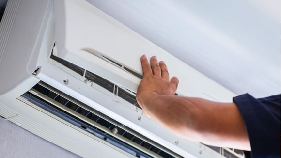 O que significa quando o ar-condicionado pinga água dentro do quarto?