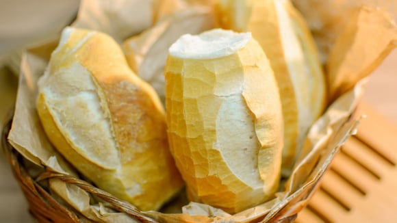 Você não vai mais jogar pão fora depois de descobrir isso: ele pode virar um fertilizante natural para suas plantas