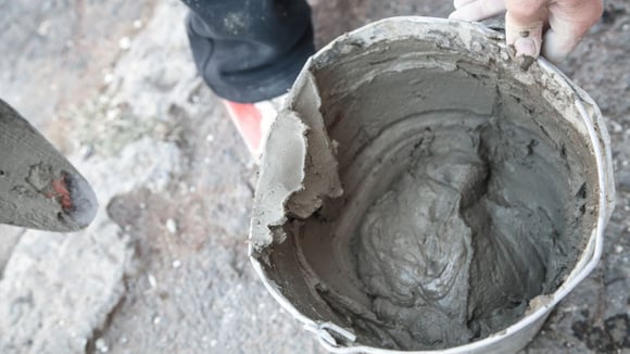 Os pedreiros concordam: adicionar algumas colheres de sopa de detergente à mistura de concreto é uma excelente opção para pequenos reparos domésticos