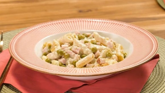 Por dentro, o macarrão fica macio e cremoso sem precisar ser cozido antes (Créditos: TudoGostoso)