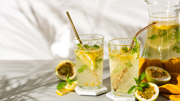 Limonada de maracujá é a bebida que tem a cara do verão: refrescante, docinha e muito fácil de fazer!