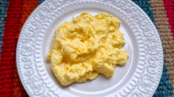 Ovo mexido cremoso SEM LEITE melhor que de hotel: aprendi com truque simples da minha mãe e o namorado aprovou!