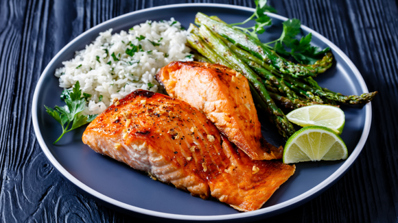Abacate, castanhas, azeite e peixes como salmão são exemplos de alimentos ricos em gorduras boas. (créditos: Shutterstock)